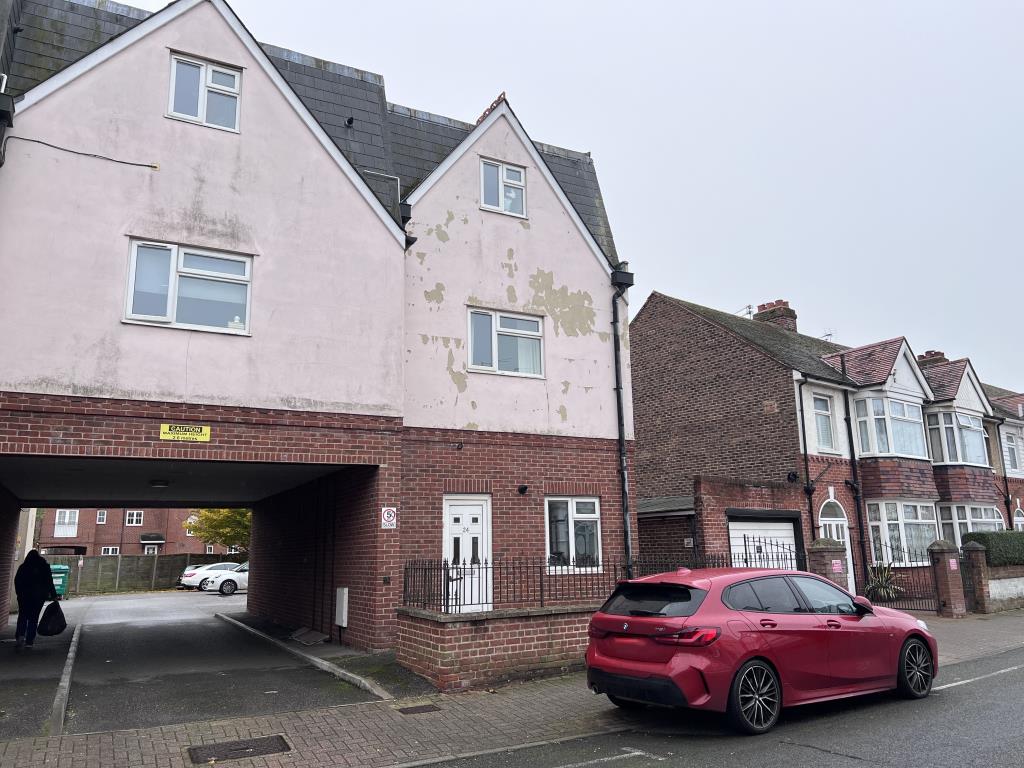 Lot: 139 - THREE-BEDROOM GROUND FLOOR MAISONETTE FOR INVESTMENT OR OCCUPATION - Front shot of ground floor maisonette